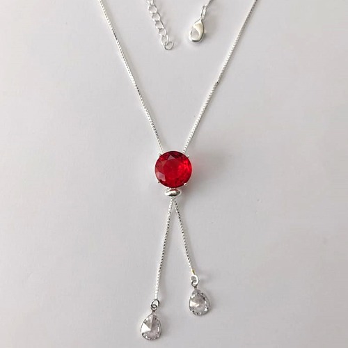 GARGANTILHA FOLHEADA A PRATA COM 50 MILÉSIMOS + VERNIZ DIAMOND CORRENTE VENEZIANA GRAVATINHA 45CM COM PINGENTE EM ZIRCÔNIAS GOTAS E PEDRA EM ZIRCÔNIA VERMELHA 12MM - (PRA726) PRGG001504