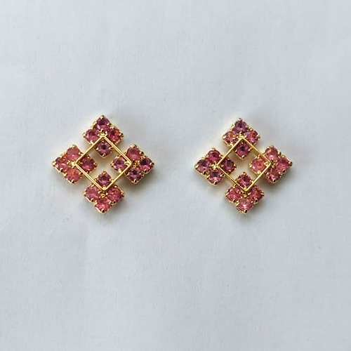 BRINCO FOLHEADO A OURO COM VERNIZ DIAMOND - BRINCO DE PINO GEOMÉTRICO COM ZIRCÔNIAS ROSAS 14MM - (OURO815) OUBR000413