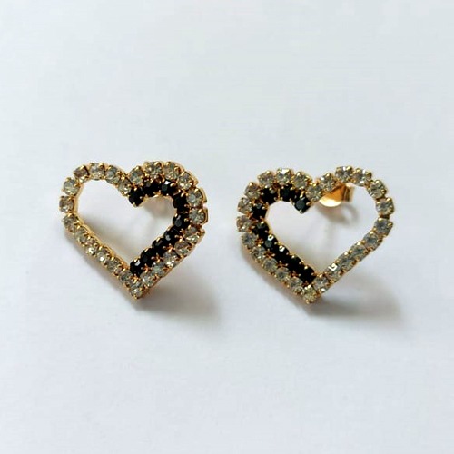 BRINCO FOLHEADO A OURO - BANHADO COM 5 MILÉSIMOS + VERNIZ DIAMOND - BRINCO DE PINO CORAÇÃO VAZADO CRAVEJADO EM MICROS ZIRCÔNIAS NEGRAS E CRISTAIS 18X21MM - (OURO866) OUBR000418