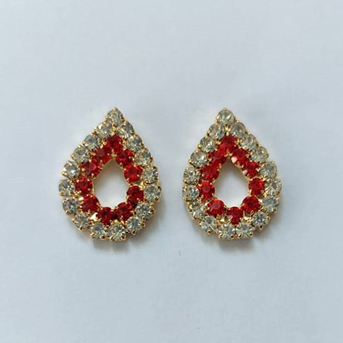 BRINCO FOLHEADO A OURO COM VERNIZ DIAMOND - BRINCO DE PINO GOTA VAZADA CRAVEJADA EM MICROS ZIRCÔNIAS CRISTAIS E VERMELHAS 16MM - (OURO843) OUBR000420