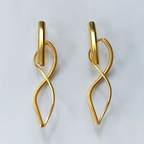 BRINCO FOLHEADO A OURO COM VERNIZ DIAMOND - BRINCO DE PINO BASE COMPRIDA E PINGENTE ENTRELAÇADO 46MM - (OURO822) OUBR000422