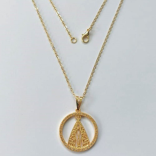 GARGANTILHA FOLHEADA A OURO 5 MILÉSIMOS + VERNIZ DIAMOND - CORRENTE CADEADO 45CM E PINGENTE REDONDO COM ZIRCÔNIAS E IMAGEM NOSSA SRA APARECIDA 24MM - (OURO827) OUGG000207