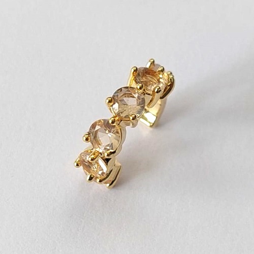 BRINCO FOLHEADO A OURO - BANHADO COM 5 MILÉSIMOS + VERNIZ DIAMOND - EAR CUFF COM ZIRCÔNIAS BEGE 4X16MM (VENDIDO POR UNIDADE) - OURO849 OUBR000425