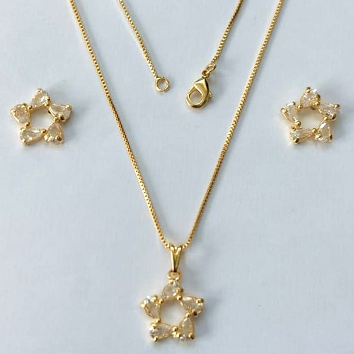 CONJUNTO FOLHEADO A OURO - BANHADO COM 5 MILÉSIMOS + VERNIZ DIAMOND -CONJUNTO COM CORRENTE VENEZIANA 45CM E PINGENTE FORMATO FLOR EM ZIRCÔNIA 12MM - - (OURO883) OUCJ000200