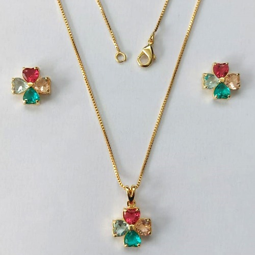 CONJUNTO FOLHEADO A OURO - BANHADO COM 5 MILÉSIMOS + VERNIZ DIAMOND -CONJUNTO COM CORRENTE VENEZIANA 45CM E PINGENTE FLOR COM ZIRCÔNIAS COLORIDAS 10MM - - (OURO880) OUCJ000199