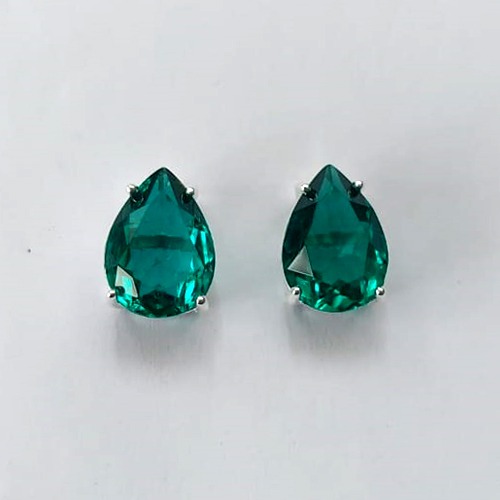 BRINCO FOLHEADA A PRATA COM 50 MILÉSIMOS + VERNIZ DIAMOND - BRINCOS DE PINO COM BASE EM ALTA FUSÃO E PEDRA EM ZIRCÔNIA GOTA 10X14MM (PRA755) PRBR001412