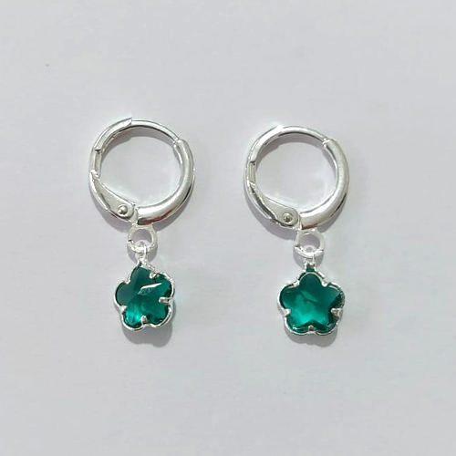 BRINCO FOLHEADO A PRATA COM 50 MILÉSIMOS + VERNIZ DIAMOND BRINCO COM TRANQUETA DE PRESSÃO TREVO VERDE 6MM PRBR001422