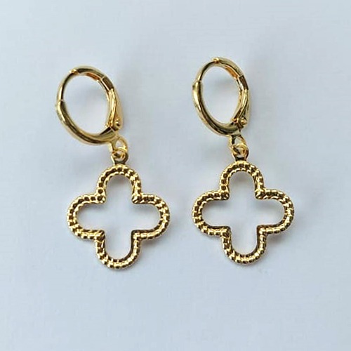 BRINCO FOLHEADO A OURO - BANHADO COM 5 MILÉSIMOS + VERNIZ DIAMOND - BRINCO DE ARGOLA DE PRESSÃO TREVO VAZADO 11MM - (OURO900)OUBR000434