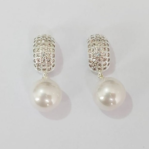 BRINCO FOLHEADO A PRATA COM 50 MILÉSIMOS + VERNIZ DIAMOND - BRINCOS DE PINO COM BASE CRAVEJADA EM MICROS ZIRCÔNIAS E PÉROLA 10MM (PRA774) PRBR001424