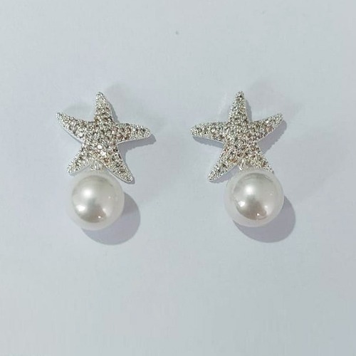 BRINCO FOLHEADO A PRATA COM 50 MILÉSIMOS + VERNIZ DIAMOND - BRINCOS DE PINO MODELO ESTRELA DO MAR CRAVEJADA E PÉROLA 10MM (PRA769) PRBR001428