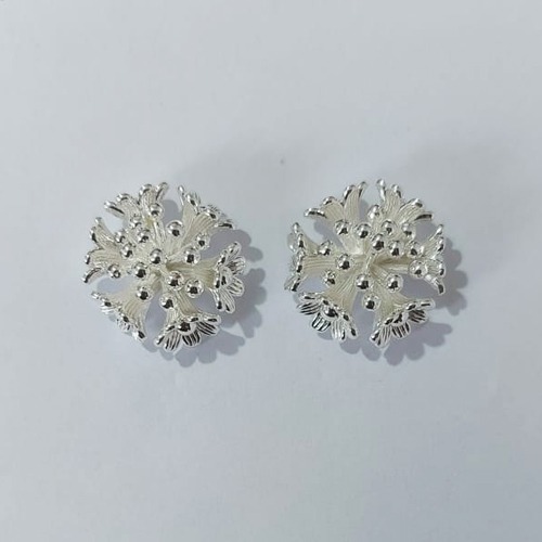 BRINCO FOLHEADO A PRATA COM 50 MILÉSIMOS + VERNIZ DIAMOND - BRINCOS DE PINO MODELO BUQUÊ DE FLORES 18MM (PRA767) PRBR001430