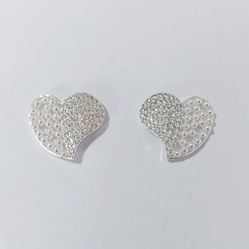 BRINCO FOLHEADO A PRATA COM 50 MILÉSIMOS + VERNIZ DIAMOND - BRINCOS DE PINO MODELO CORAÇÃO EM PÉROLAS E MICROS ZIRCÔNIAS 23MM (PRA765) PRBR001431