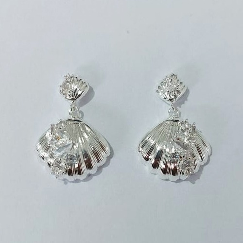 BRINCO FOLHEADO A PRATA COM 50 MILÉSIMOS + VERNIZ DIAMOND - BRINCOS DE PINO MODELO COM DUAS CONCHAS CRAVEJADAS 14MM (PRA766) PRBR001432