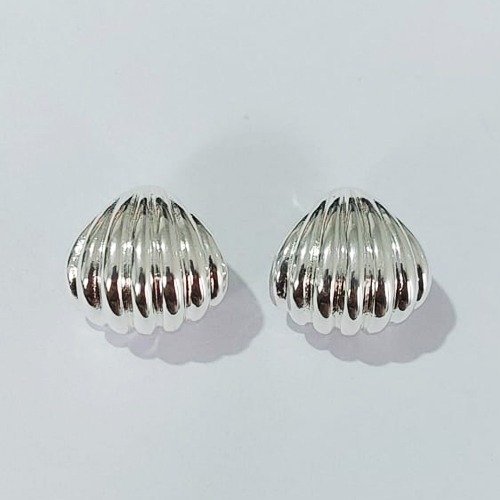 BRINCO FOLHEADO A PRATA COM 50 MILÉSIMOS + VERNIZ DIAMOND - BRINCOS DE PINO MODELO CONCHA 17MM (PRA763) PRBR001434