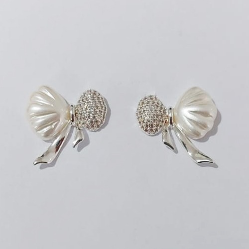 BRINCO FOLHEADO A PRATA COM 50 MILÉSIMOS + VERNIZ DIAMOND - BRINCOS DE PINO LAÇO COM MICROS ZIRCÔNIAS E PÉROLA 20X15MM (PRA760) PRBR001437