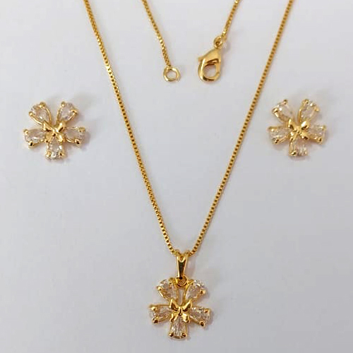 CONJUNTO FOLHEADO A OURO - BANHADO COM 5 MILÉSIMOS + VERNIZ DIAMOND - CONJUNTO COM BRINCOS DE PINO E PINGENTE FLOR EM ZIRCÔNIAS 13MM - (OURO921) OUCJ000202