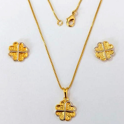 CONJUNTO FOLHEADO A OURO - BANHADO COM 5 MILÉSIMOS + VERNIZ DIAMOND - CONJUNTO COM BRINCOS DE PINO E PINGENTE TREVO DE 4 FOLHAS 12MM - (OURO918) OUCJ000203