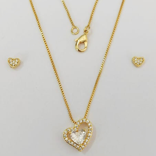 CONJUNTO FOLHEADO A OURO - BANHADO COM 5 MILÉSIMOS + VERNIZ DIAMOND - CONJUNTO COM BRINCOS DE PINO CORAÇÃO COM MICROS ZIRCÔNIAS 4MM E PINGENTE CORAÇÃO CRAVEJADO EM MICROS ZIRCÔNIAS 11MM - OURO917 OUCJ000204