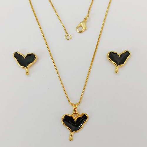 CONJUNTO FOLHEADO A OURO - BANHADO COM 5 MILÉSIMOS + VERNIZ DIAMOND - CONJUNTO COM BRINCOS DE PINO E PINGENTE CORAÇÃO MARTELADO PRETO 15MM - (OURO915) OUCJ000206