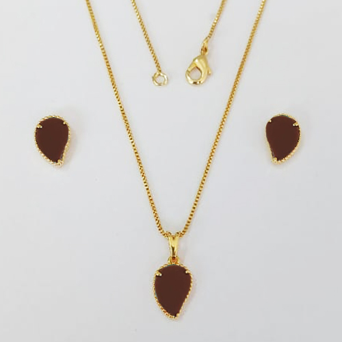 CONJUNTO FOLHEADO A OURO - BANHADO COM 5 MILÉSIMOS + VERNIZ DIAMOND - CONJUNTO COM BRINCOS DE PINO FOLHAS E PINGENTE FOLHA MARROM 12MM - (OURO912) OUCJ000209