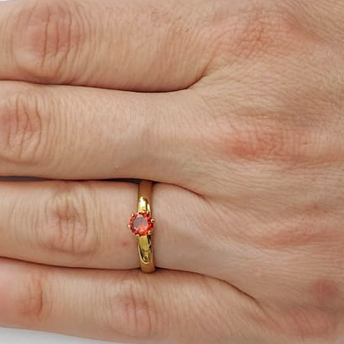 ANEL EM AÇO INOXIDÁVEL 316L SOLITÁRIO DOURADO COM PEDRA COLORIDA 5MM LARGURA 2,8MM (VALOR UNITÁRIO) ACAN000044(ENVIAREMOS CORES DISPONÌVEIS EM ESTOQUE)