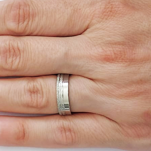 ALIANÇA EM AÇO INOXIDÁVEL 316L METADE LISA METADE COM BRILHOS 5,7MM (VALOR UNITÁRIO) ACAL000034