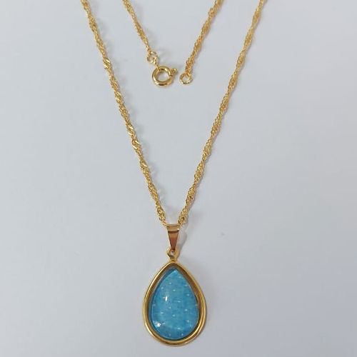GARGANTILHA FOLHEADA A OURO - BANHADO COM 5 MILÉSIMOS + VERNIZ DIAMOND - GARGANTILHA CORRENTE SINGAPURA 45CM COM PINGENTE GLASS AZUL 22MM (OURO934) OUGG000235