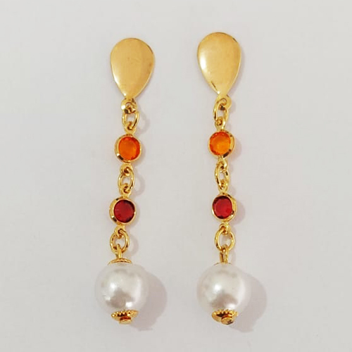 BRINCO FOLHEADO A OURO - BANHADO COM 5 MILÉSIMOS + VERNIZ DIAMOND - BRINCO DE PINO COM PEDRAS CRISTAIS E PÉROLAS 30MM - (OURO941) OUBR000443