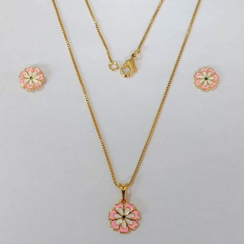 CONJUNTO FOLHEADO A OURO - BANHADO COM 5 MILÉSIMOS + VERNIZ DIAMOND - CONJUNTO COM BRINCOS DE PINO FLOR E PINGENTE FLOR ROSA 9MM - OUCJ000212