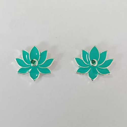 BRINCO FOLHEADO A PRATA COM 50 MILÉSIMOS + VERNIZ DIAMOND - BRINCO DE PINO FLOR ESMALTADA VERDE 14X16MM (PRA801) PRBR001439