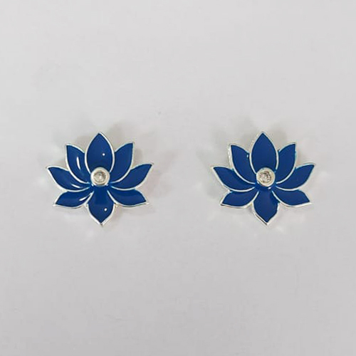 BRINCO FOLHEADO A PRATA COM 50 MILÉSIMOS + VERNIZ DIAMOND - BRINCO DE PINO FLOR COM ZIRCÔNIA ESMALTADA AZUL ESCURA 14X16MM (PRA804) PRBR001443