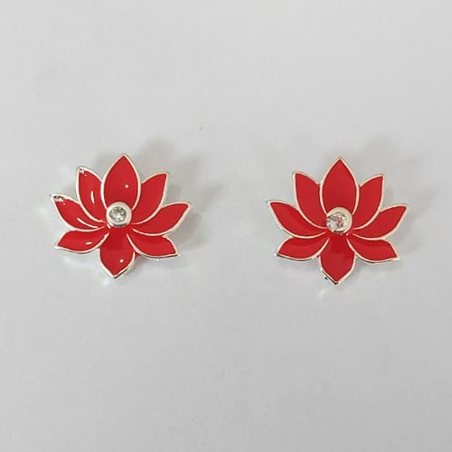 BRINCO FOLHEADO A PRATA COM 50 MILÉSIMOS + VERNIZ DIAMOND - BRINCO DE PINO FLOR COM ZIRCÔNIA ESMALTADA VERMELHA 14X16MM (PRA805) PRBR001444