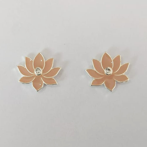 BRINCO FOLHEADO A PRATA COM 50 MILÉSIMOS + VERNIZ DIAMOND - BRINCO DE PINO FLOR COM ZIRCÔNIA ESMALTADA BEGE 14X16MM (PRA807) PRBR001446