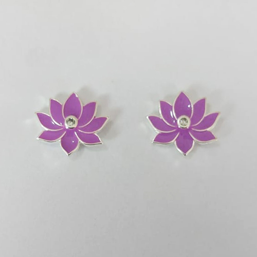 BRINCO FOLHEADO A PRATA COM 50 MILÉSIMOS + VERNIZ DIAMOND - BRINCO DE PINO FLOR COM ZIRCÔNIA ESMALTADA LILÁS 14X16MM (PRA808) PRBR001447