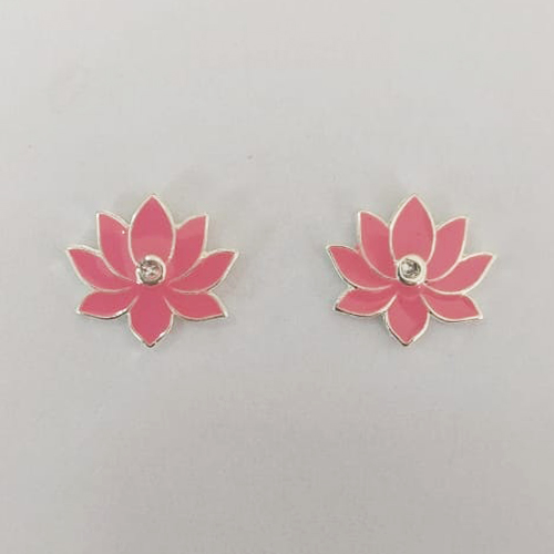 BRINCO FOLHEADO A PRATA COM 50 MILÉSIMOS + VERNIZ DIAMOND - BRINCO DE PINO FLOR COM ZIRCÔNIA ESMALTADA ROSA 14X16MM (PRA809) PRBR001448