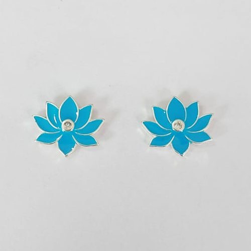 BRINCO FOLHEADO A PRATA COM 50 MILÉSIMOS + VERNIZ DIAMOND - BRINCO DE PINO FLOR COM ZIRCÔNIA ESMALTADA AZUL 14X16MM (PRA810) PRBR001449