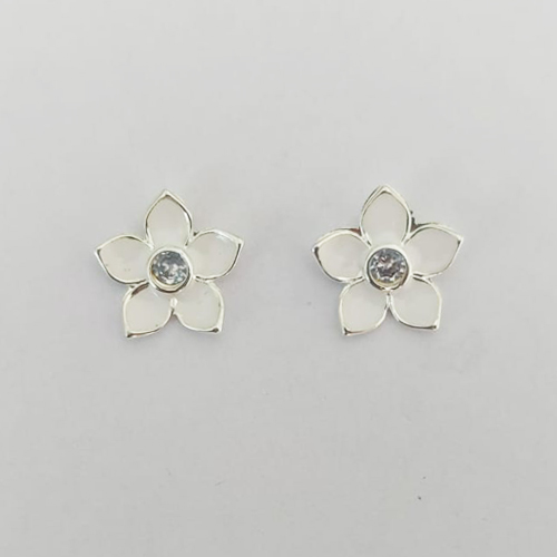 BRINCO FOLHEADO A PRATA COM 50 MILÉSIMOS + VERNIZ DIAMOND - BRINCO DE PINO FLOR COM ZIRCÔNIA ESMALTADA BRANCA 15MM (PRA816) PRBR001455