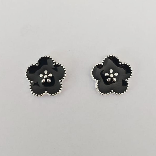 BRINCO FOLHEADO A PRATA COM 50 MILÉSIMOS + VERNIZ DIAMOND - BRINCO DE PINO FLOR ESMALTADA PRETA 15MM (PRA829) PRBR001470