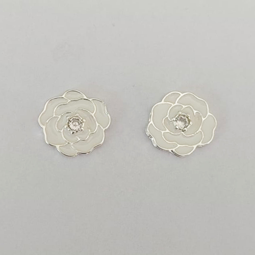 BRINCO FOLHEADO A PRATA COM 50 MILÉSIMOS + VERNIZ DIAMOND - BRINCO DE PINO FLOR ESMALTADA BRANCA COM ZIRCÔNIA 15MM (PRA833) PRBR001475