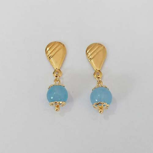 BRINCO FOLHEADO A OURO COM VERNIZ DIAMOND - BRINCO DE PINO BASE DESENHADA COM PEDRA NATURAL AZUL 29MM - (OURO1157) OUBR000452