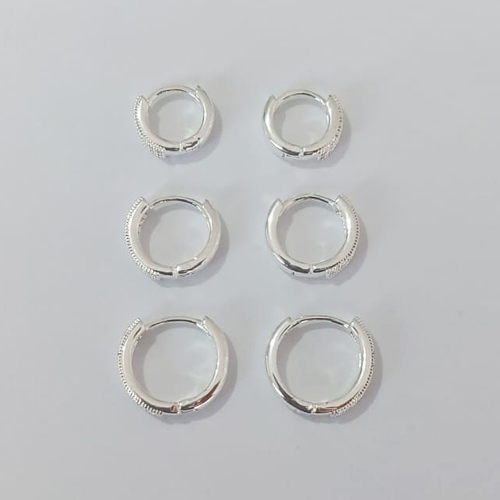 BRINCO FOLHEADO A PRATA - BRINCO DE TRIO ARGOLAS REDONDA CRAVEJADAS EM MICROS ZIRCÔNIAS TAMANHOS 16/14/12MM LARGURA 3MM PRBR001493