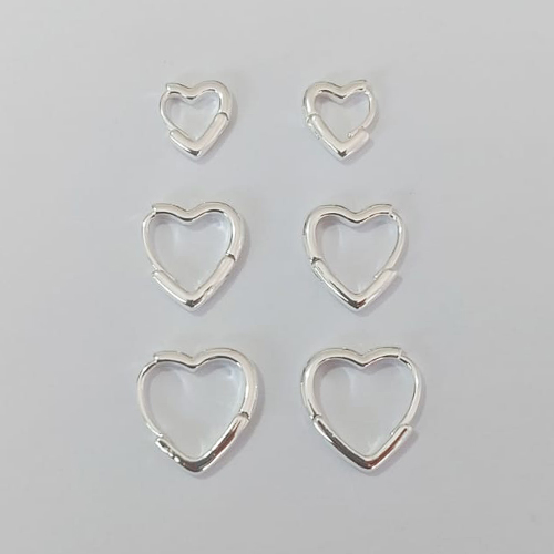 BRINCO FOLHEADO A PRATA COM 50 MILÉSIMO+ VERNIZ DIAMOND - TRIOS DE BRINCOS DE ARGOLA FORMATO CORAÇÃO 14/12/10MM LARGURA 2MM PRBR001502