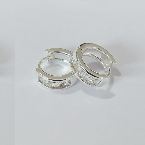 BRINCO FOLHEADO A PRATA COM 50 MILÉSIMO+ VERNIZ DIAMOND - BRINCOS DE ARGOLA COM ZIRCÔNIAS 12MM LARGURA 4MM PRBR001505