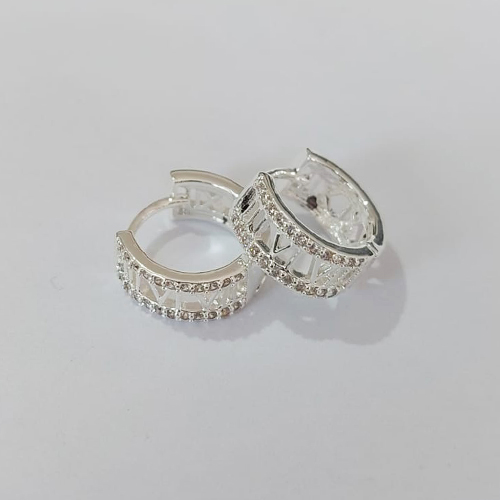 BRINCO FOLHEADO A PRATA COM 50 MILÉSIMO+ VERNIZ DIAMOND - BRINCOS DE ARGOLA COM MICRO ZIRCÔNIAS 12MM LARGURA 5MM PRBR001506