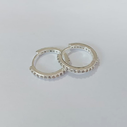 BRINCO FOLHEADO A PRATA COM 50 MILÉSIMO+ VERNIZ DIAMOND - BRINCOS DE ARGOLA TODO CRAVEJADO COM MICRO ZIRCÔNIAS 17MM LARGURA 2MM PRBR001507