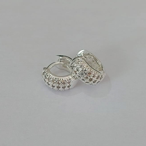 BRINCO FOLHEADO A PRATA COM 50 MILÉSIMO+ VERNIZ DIAMOND - BRINCOS DE ARGOLA CRAVEJADO COM MICRO ZIRCÔNIAS 9MM LARGURA 3MM PRBR001508