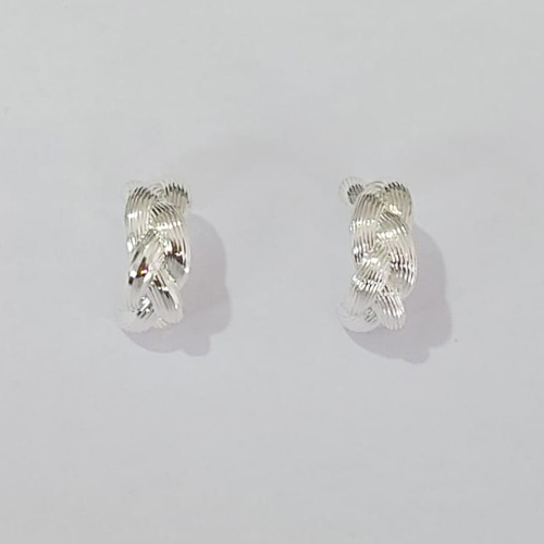 BRINCO FOLHEADO A PRATA COM 50 MILÉSIMO+ VERNIZ DIAMOND - BRINCO DE PINO ARGOLA TRANÇADA 15MM LARGURA 6MM PRBR001509