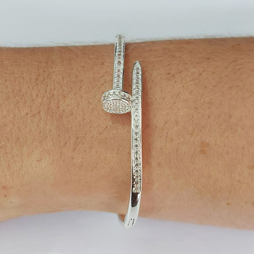 PULSEIRA (BRACELETE) FOLHEADA A PRATA COM 50 MILÉSIMOS + VERNIZ DIAMOND BRACELETE PREGO CRAVEJADO COM MICRO ZIRCÔNIAS COM TRAVA 64MM LARGURA 3MM PRPS001250