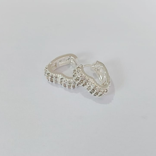 BRINCO FOLHEADO A PRATA COM 50 MILÉSIMO+ VERNIZ DIAMOND BRINCO DE ARGOLA FORMATO CORAÇÃO COM 3 FILEIRAS DE MICRO ZIRCÔNIAS 15MM PRBR001510