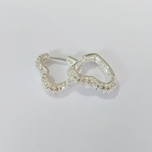 BRINCO FOLHEADO A PRATA COM 50 MILÉSIMO+ VERNIZ DIAMOND BRINCO DE ARGOLA FORMATO CORAÇÃO COM 2FILEIRAS DE MICRO ZIRCÔNIAS 16MM PRBR001511